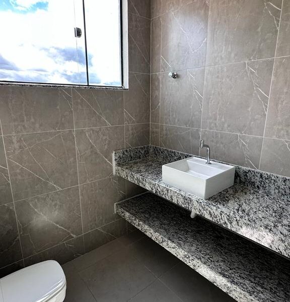 Banheiro com acabamento em baixo